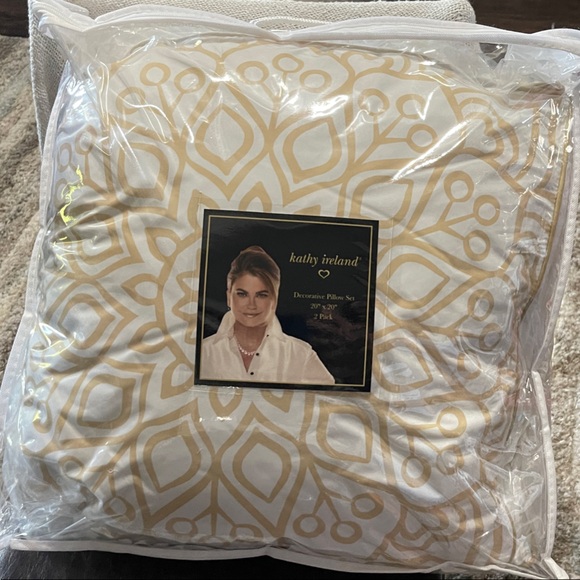 kathy ireland Other - Kathy Ireland Gold and White Patterned Pillow